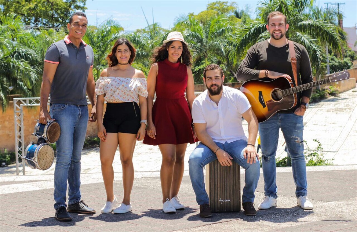 Grupo 5 Vías Music cautiva socios cada viernes de parrillada en el área de la piscina