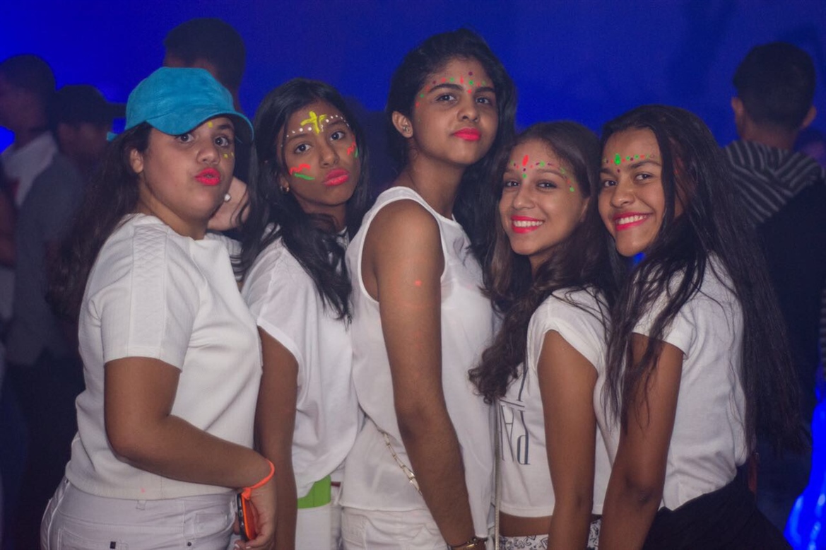Neon Paint Party actividad juvenil de integración a su Club