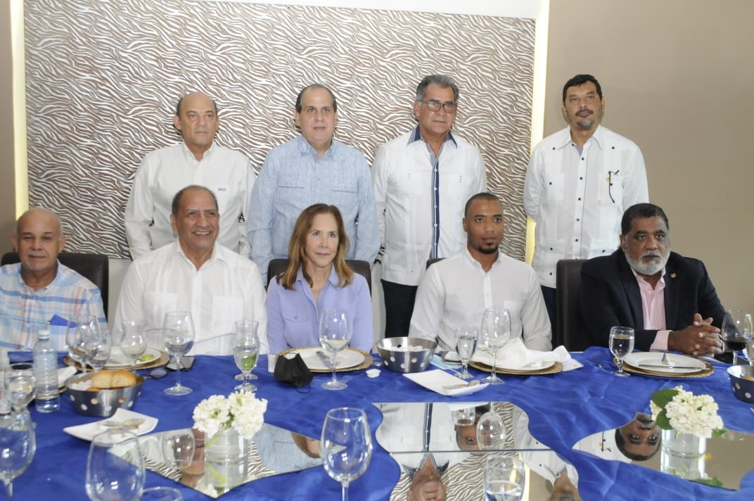 Directiva del Club Naco Agasajó a Inmortales Elegidos