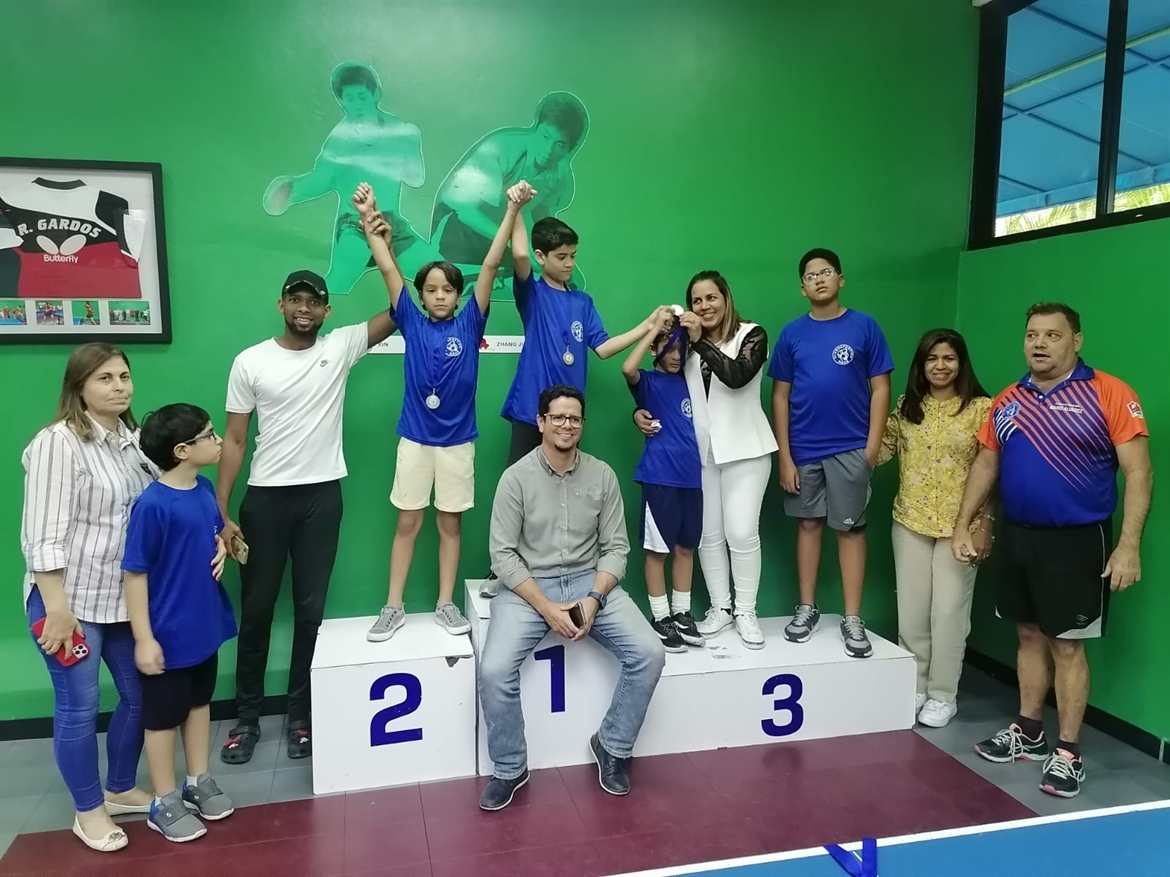 Padres y Atletas de Tenis de Mesa Disfrutaron Intramuros