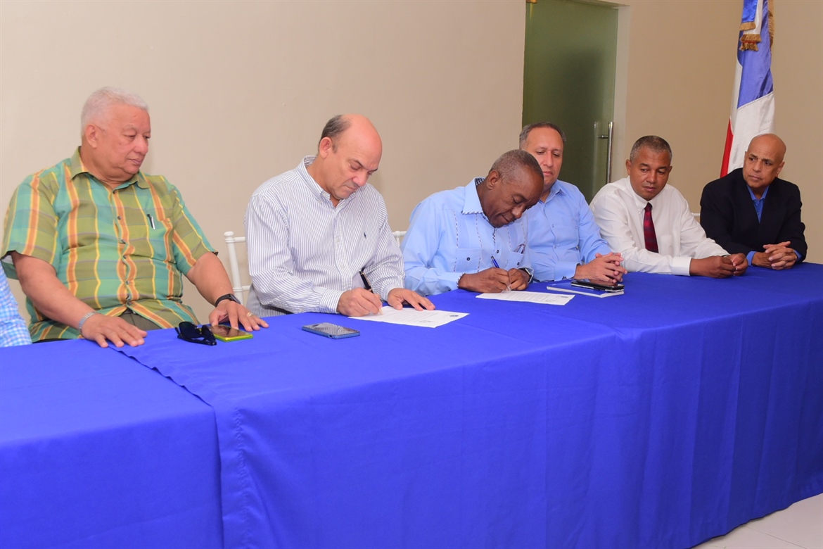 Club Naco firma acuerdo beneficiará atletas Universitarios