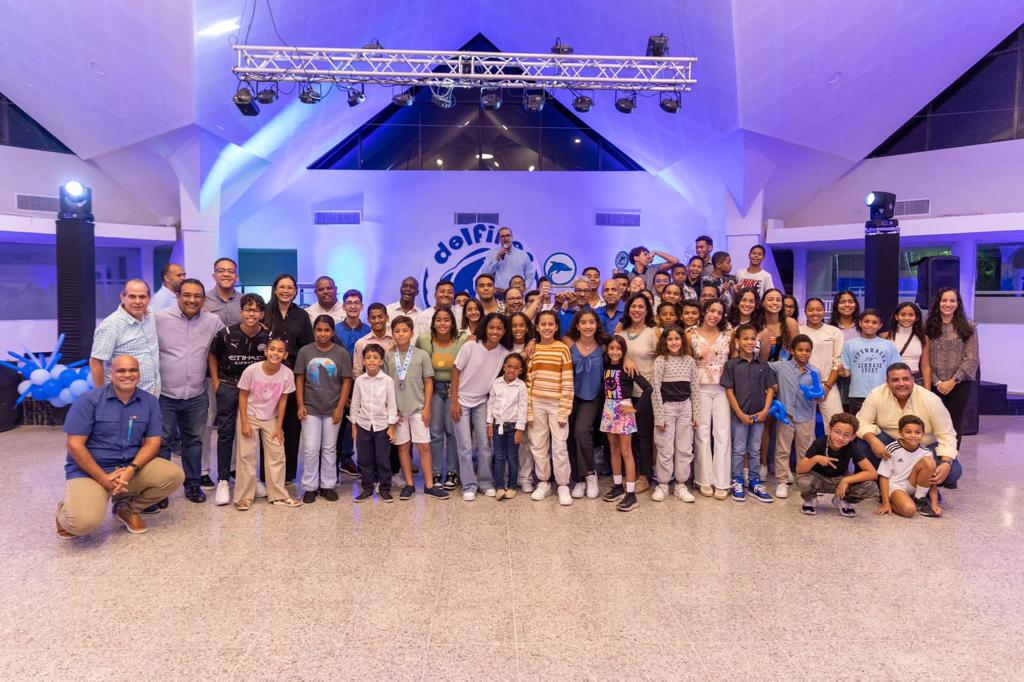 Los Delfines del Naco retienen corona en Natación