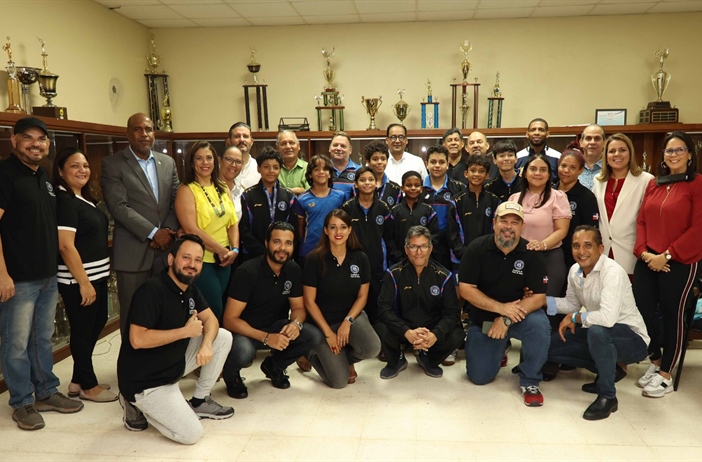 Junta Directiva recibe delegación de tenis de mesa