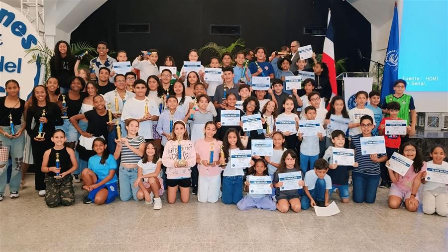 NADADORES CAMILA DE LA ROSA, VIEUX, SOLANO Y PIÑERO, MEJORES DELFINES DEL CLUB NACO 2024