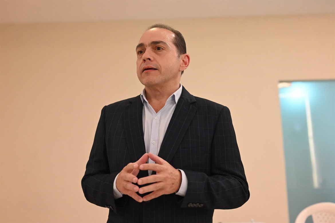 Vicente Tapounet en charla magistral sobre adicciones