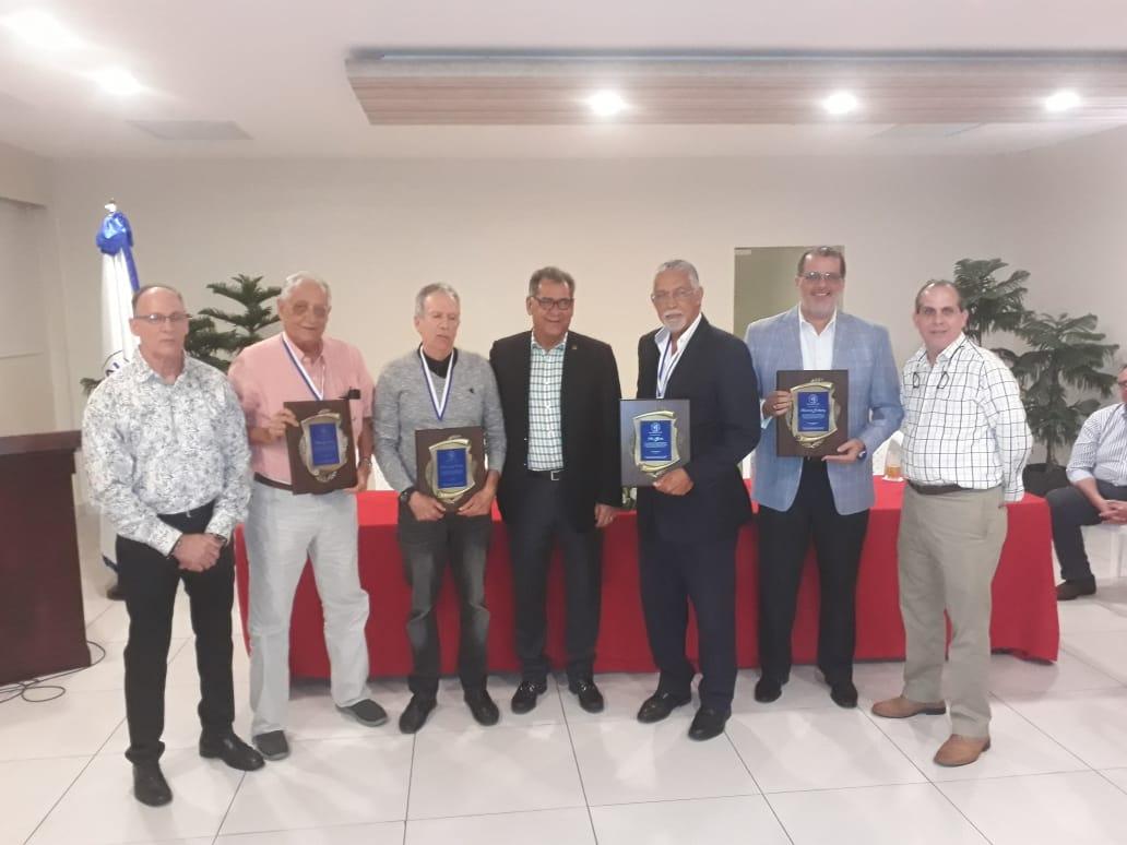 Directiva Reconoció Entrenadores de Baloncesto