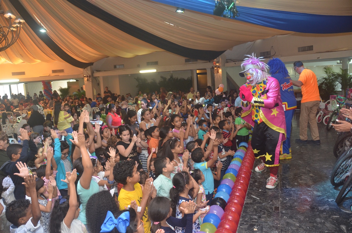 Reyes Magos y Payasos Pusieron a Gozar a los Hijos de los Naqueños