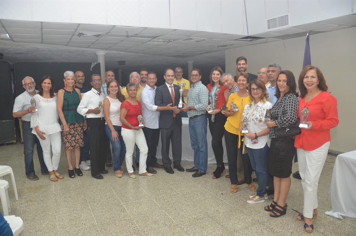 Entregaron Trofeo de Campeones Nacionales en Natación Masters al CDN