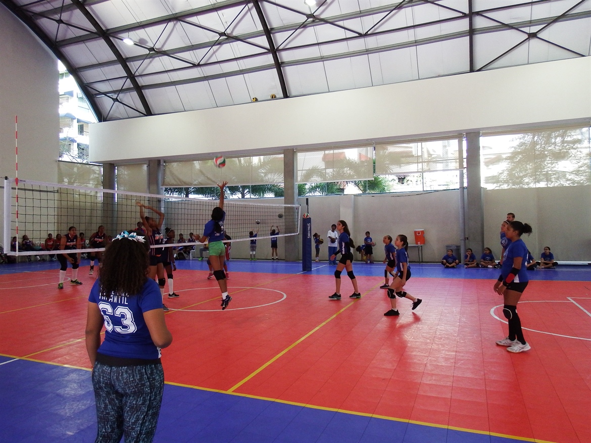 Naco y Evocar Dividieron en Intercambio de Voleibol