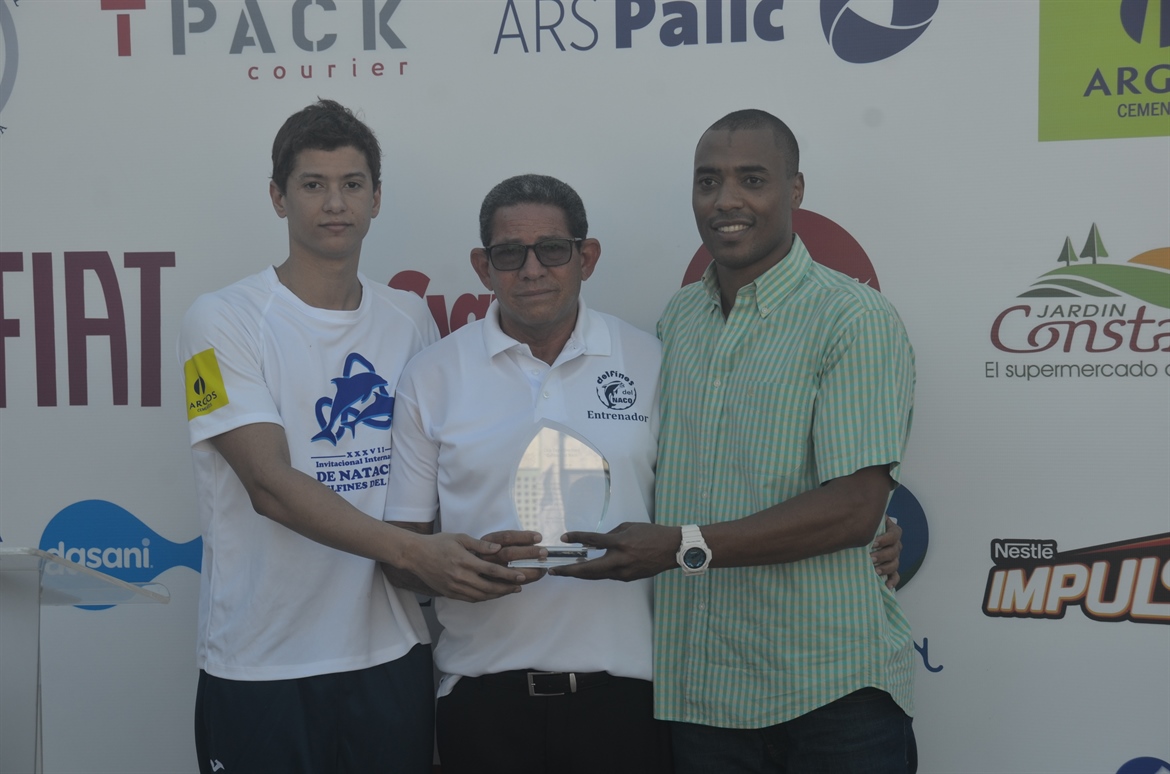 Delfines del Naco Homenajearon al Entrenador Radhamés Plácido