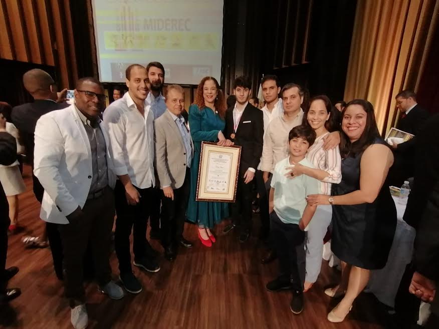 Exaltada a la Inmortalidad Evelin Adams; Tornal es Reconocido