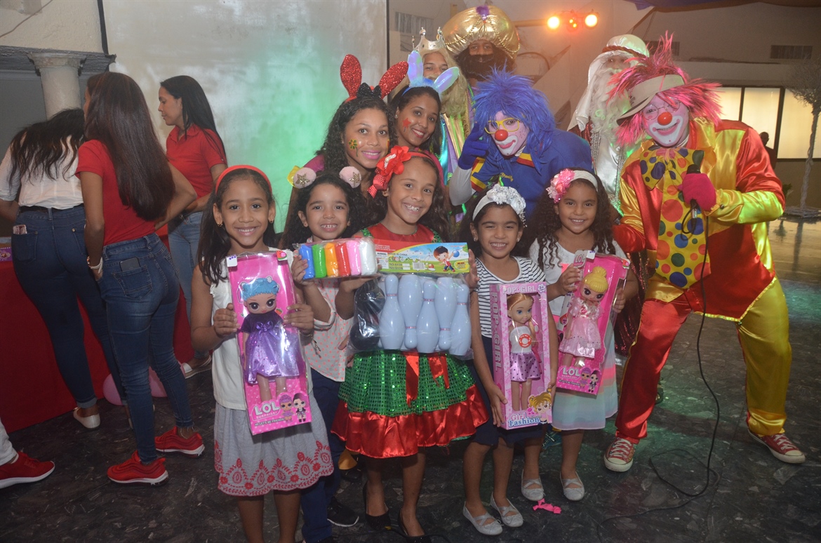 Reyes Magos Entregaron Juguetes a Hijos de Socios del Club Deportivo Naco